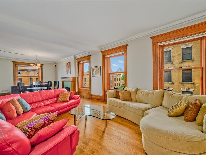 559 W Surf Street Chicago IL 60657