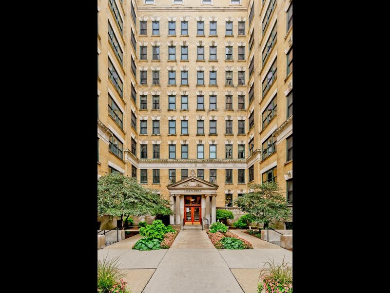 559 W Surf Street Chicago IL 60657