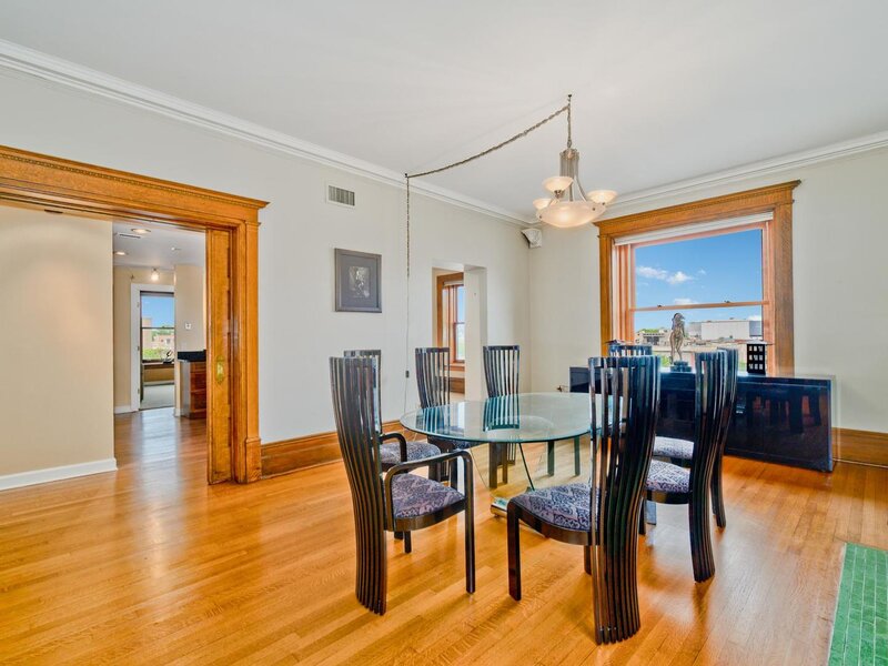 559 W Surf Street Chicago IL 60657