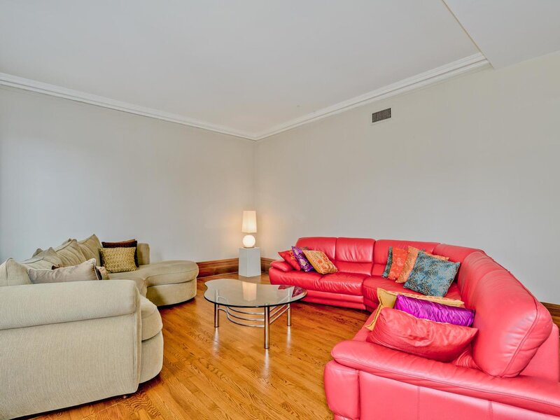 559 W Surf Street Chicago IL 60657