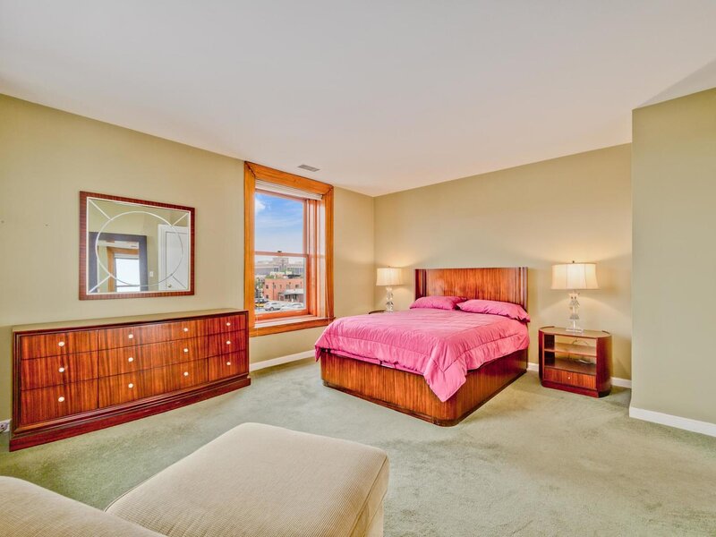 559 W Surf Street Chicago IL 60657