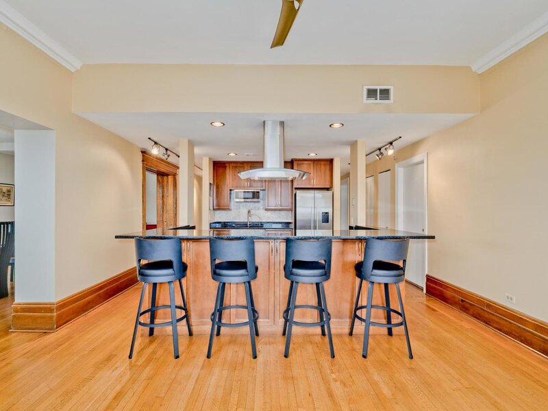559 W Surf Street Chicago IL 60657