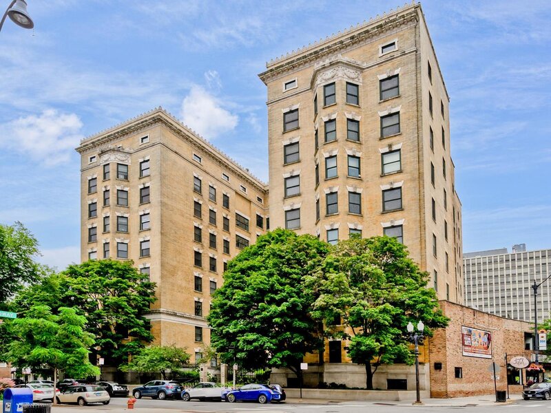 559 W Surf Street Chicago IL 60657