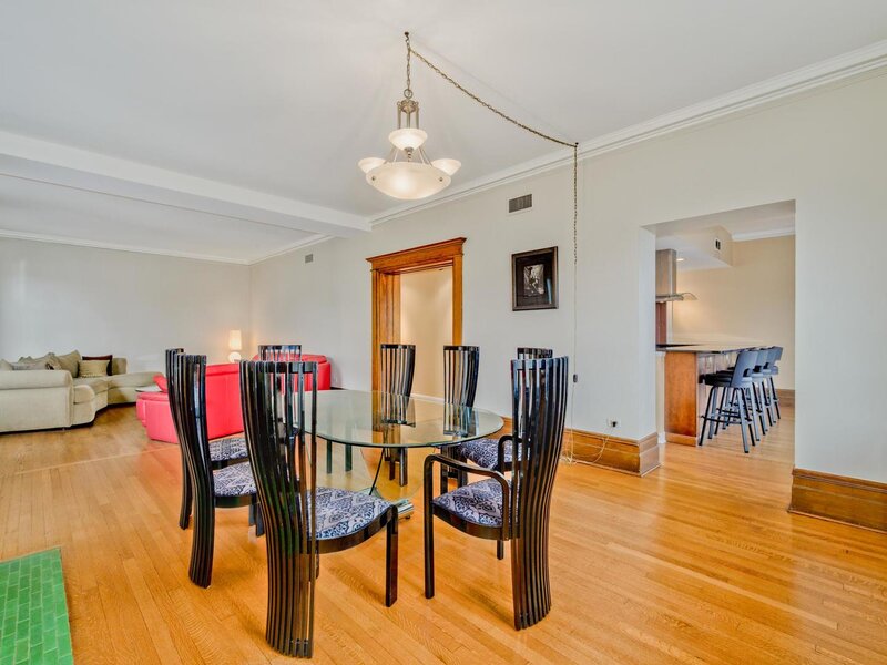 559 W Surf Street Chicago IL 60657