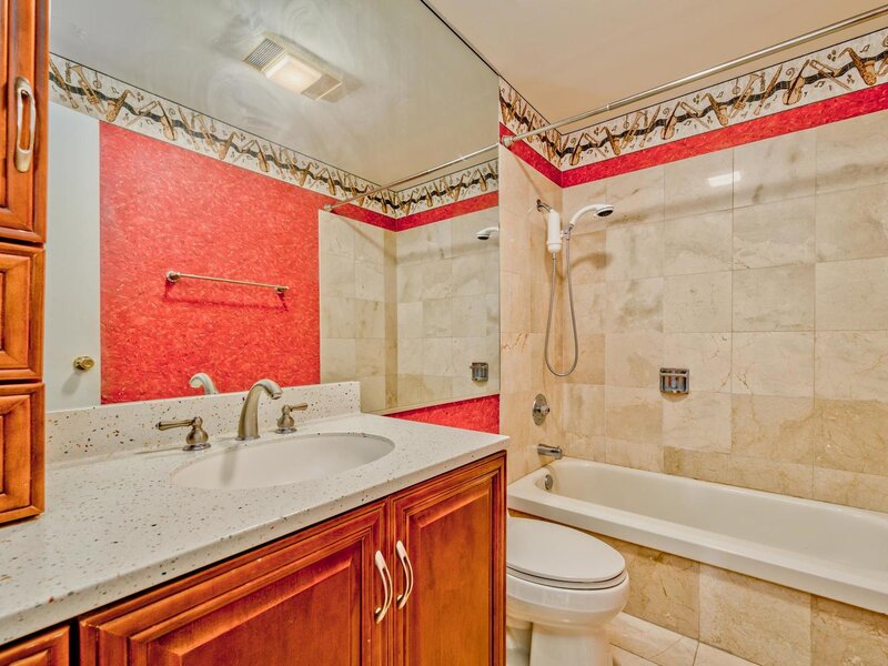 559 W Surf Street Chicago IL 60657