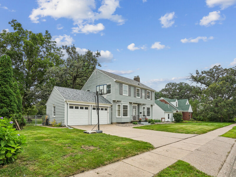 917 Holmes Street Bettendorf IA 52722
