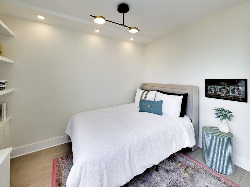 1355 N Sandburg Terrace Chicago IL 60610
