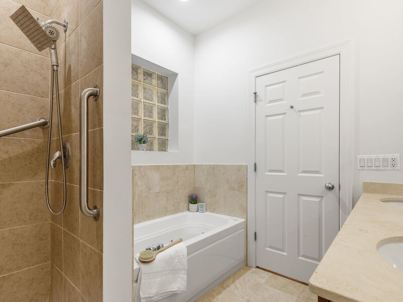 4662 N Winthrop Avenue Chicago IL 60640