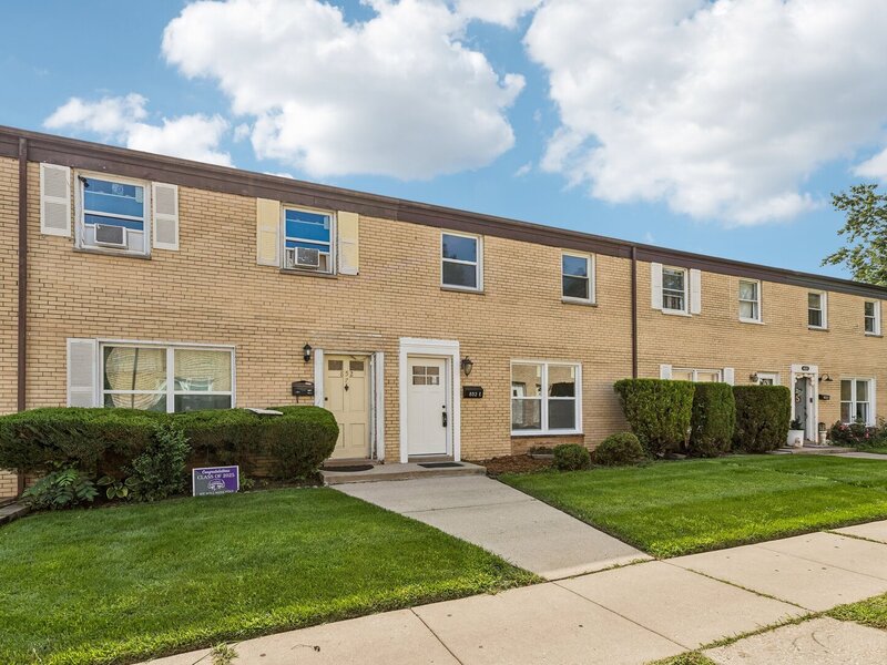 852 Colonial Drive Wheeling IL 60090