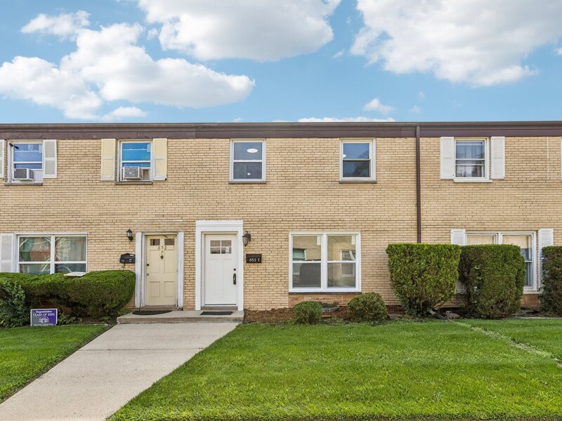 852 Colonial Drive Wheeling IL 60090
