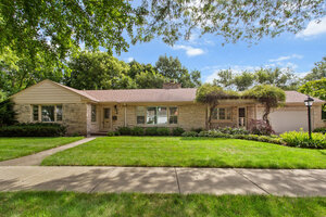 Photo of 807 Surrey Lane Glenview IL 60025