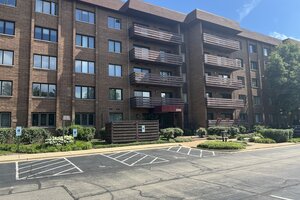 Photo of 2000 Chestnut Avenue Glenview IL 60025 Unit 207