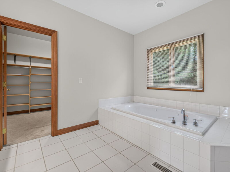 4 S Circle Drive St. Charles IL 60175