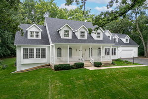 Photo of 4 S Circle Drive St. Charles IL 60175