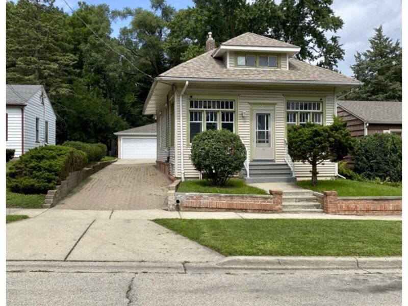 626 Bent Street Elgin IL 60120