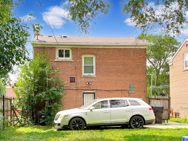 9615 S Bensley Avenue Chicago IL 60628