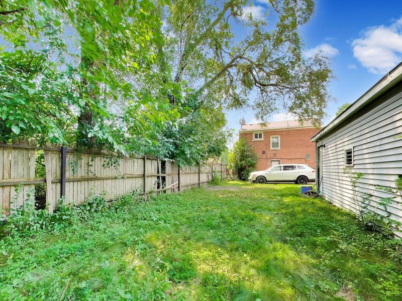 9615 S Bensley Avenue Chicago IL 60628