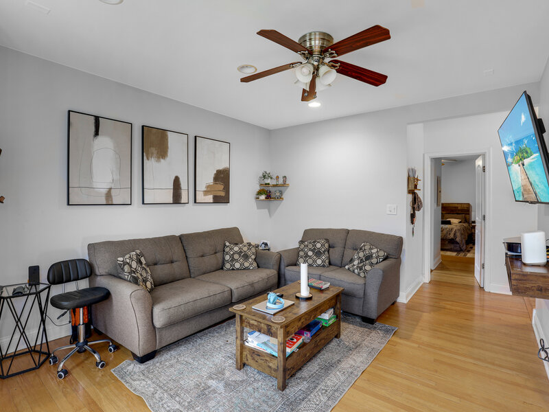 7401 N Hoyne Avenue Chicago IL 60645