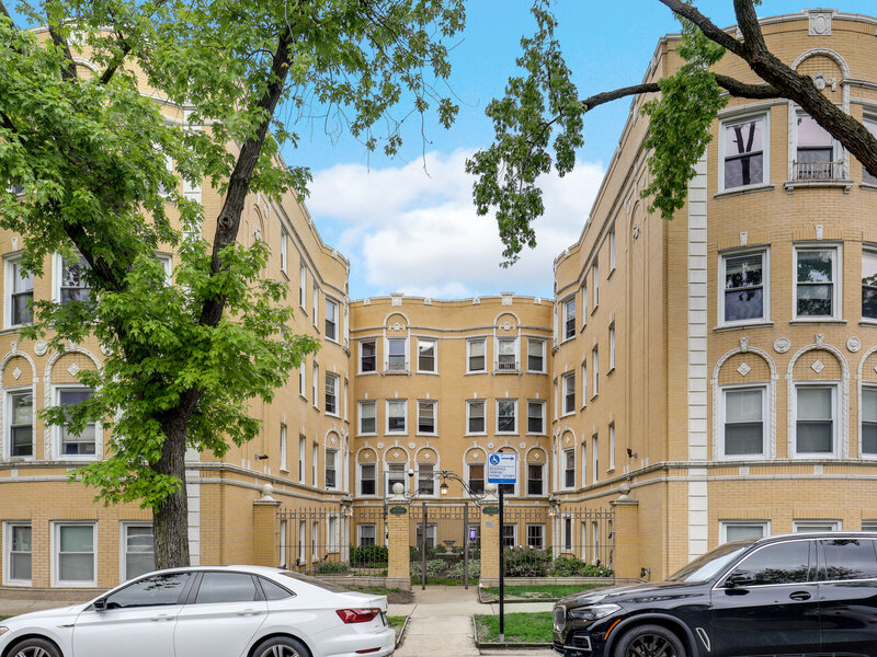 7401 N Hoyne Avenue Chicago IL 60645
