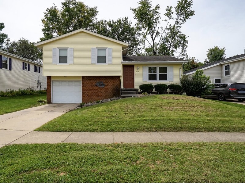2213 Clearwater Avenue Bloomington IL 61704