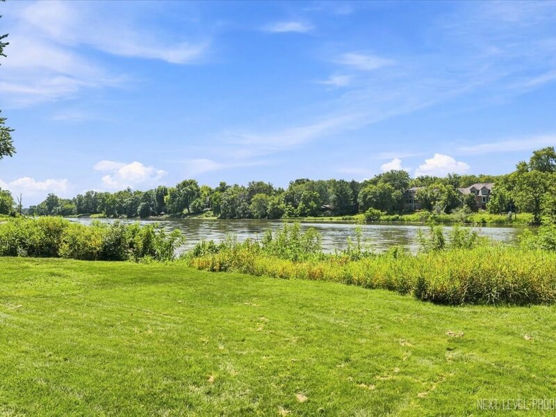 1627 Riverside Avenue St. Charles IL 60174