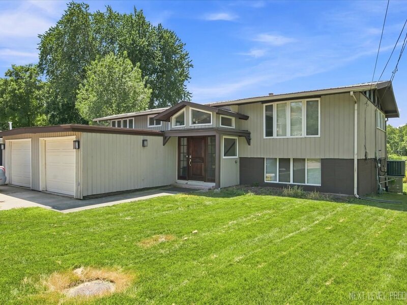 1627 Riverside Avenue St. Charles IL 60174