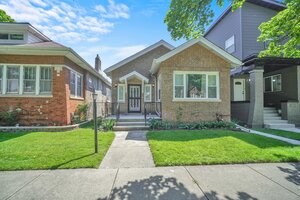 Photo of 7707 S Ridgeland Avenue Chicago IL 60649