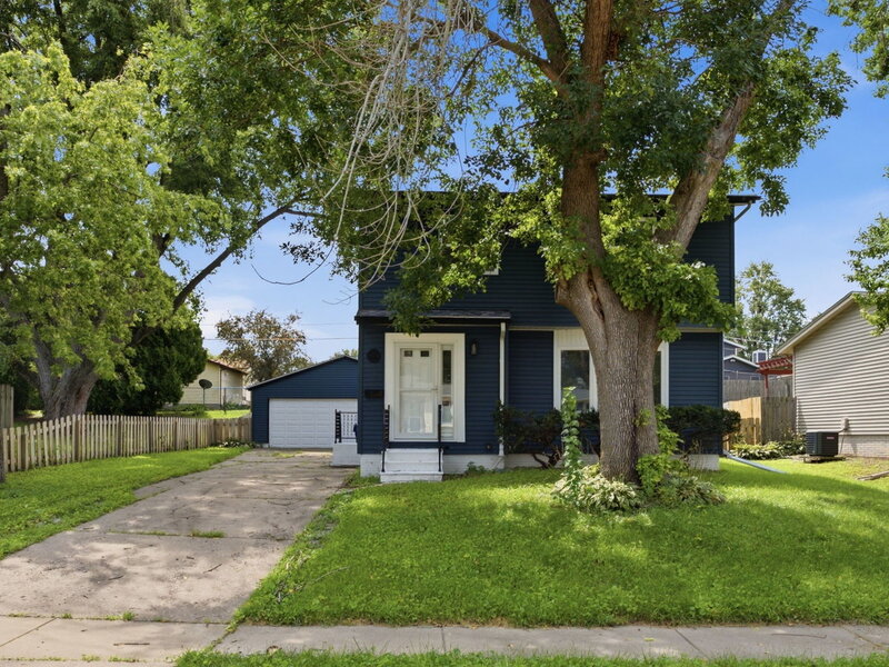 1903 Kings Drive Bettendorf IA 52722