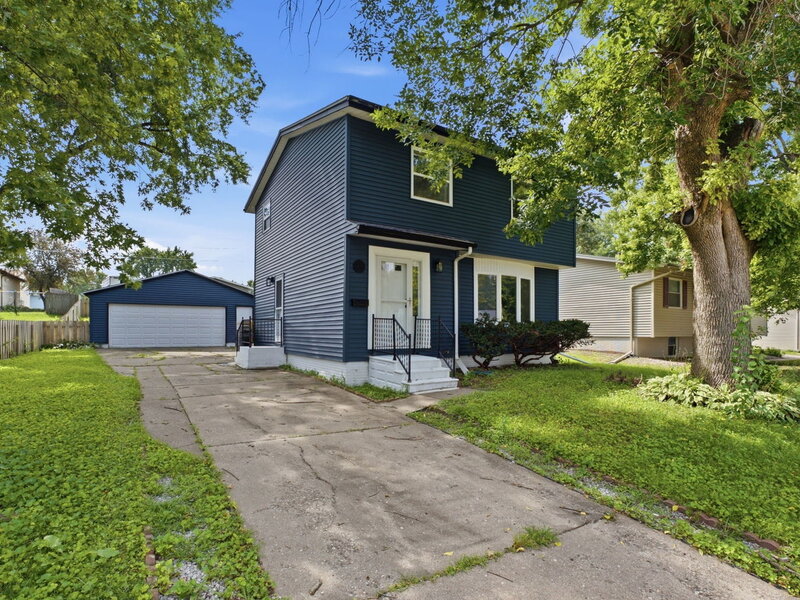 1903 Kings Drive Bettendorf IA 52722