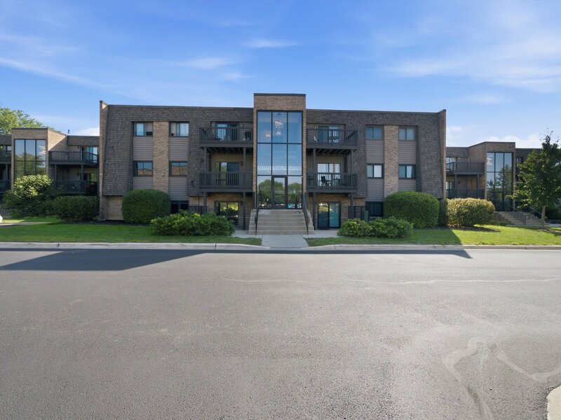 1422 Stonebridge Circle Wheaton IL 60189