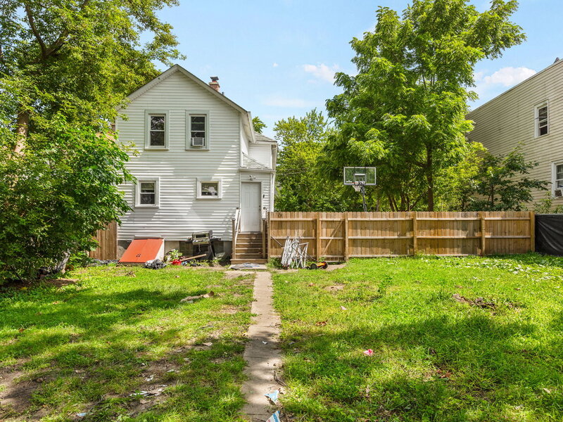 556 Caroline Place Waukegan IL 60085