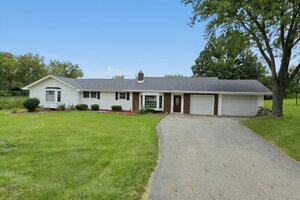 Photo of 2301 Greenbriar Lane Lindenhurst IL 60046