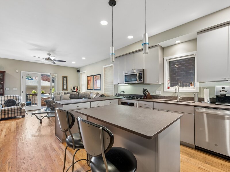 841 W Buckingham Place Chicago IL 60657