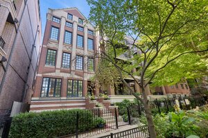 Photo of 841 W Buckingham Place Chicago IL 60657 Unit 1