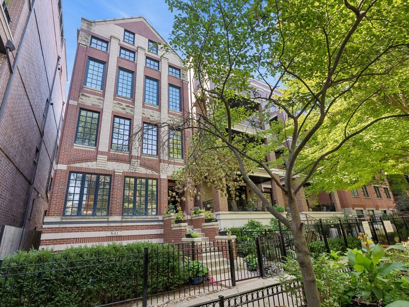 841 W Buckingham Place Chicago IL 60657