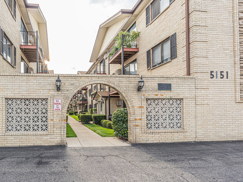 5151 N East River Road Chicago IL 60656