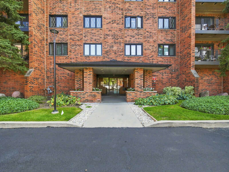 9357 Landings Lane Des Plaines IL 60016