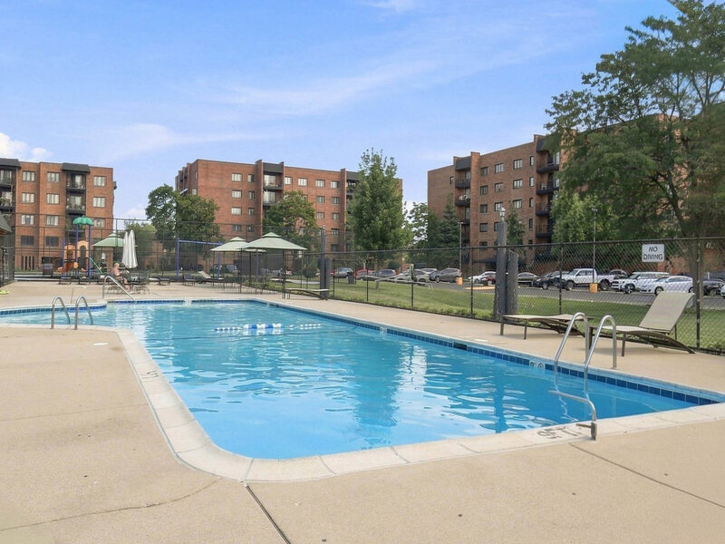 9357 Landings Lane Des Plaines IL 60016