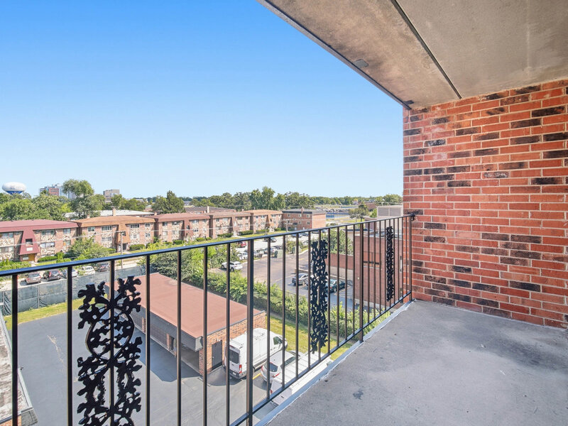 9357 Landings Lane Des Plaines IL 60016