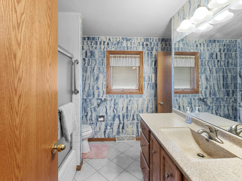 2957 9 1/2 Street East Moline IL 61244