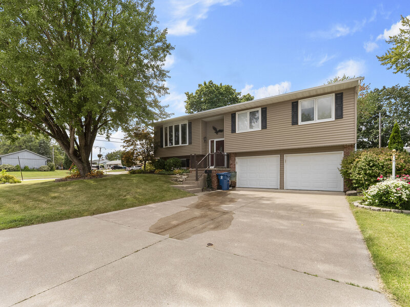 2957 9 1/2 Street East Moline IL 61244