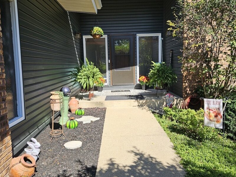 1402 Appaloosa Trail Mchenry IL 60051
