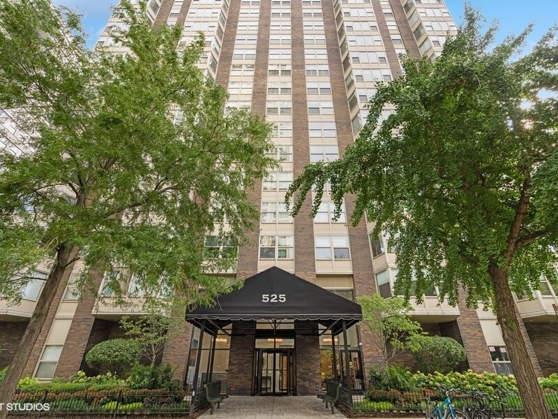 525 W Hawthorne Place Chicago IL 60657