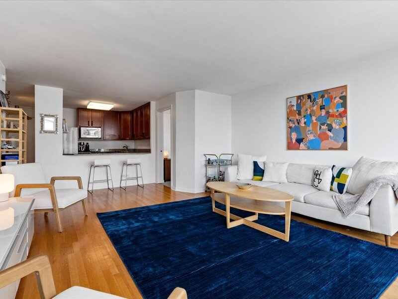 525 W Hawthorne Place Chicago IL 60657