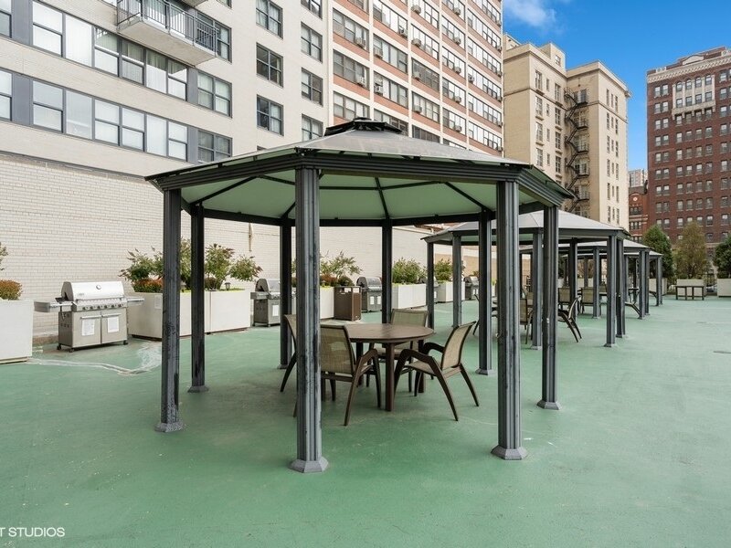 525 W Hawthorne Place Chicago IL 60657