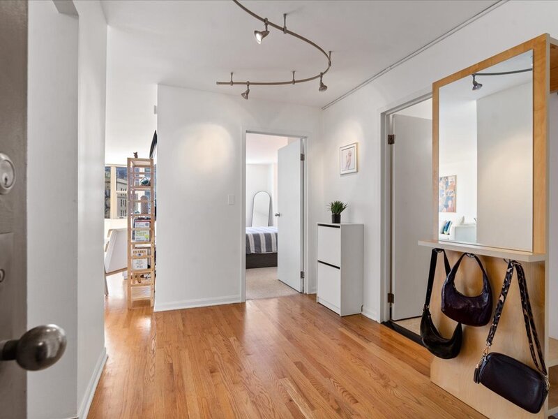 525 W Hawthorne Place Chicago IL 60657