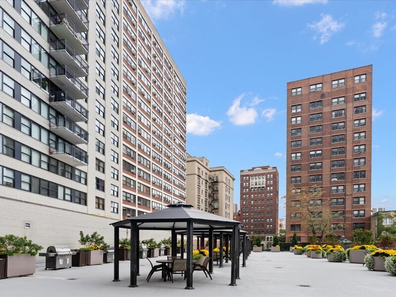 525 W Hawthorne Place Chicago IL 60657