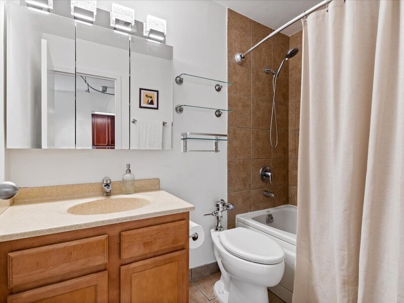 525 W Hawthorne Place Chicago IL 60657