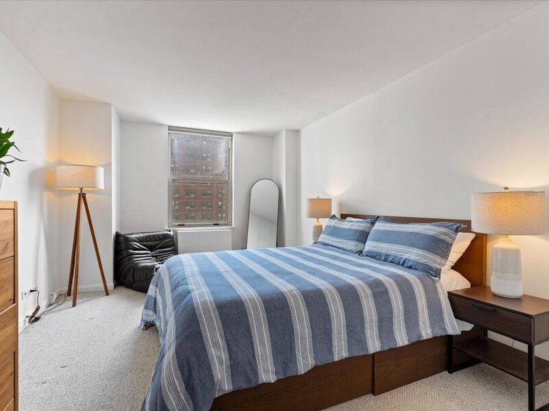 525 W Hawthorne Place Chicago IL 60657