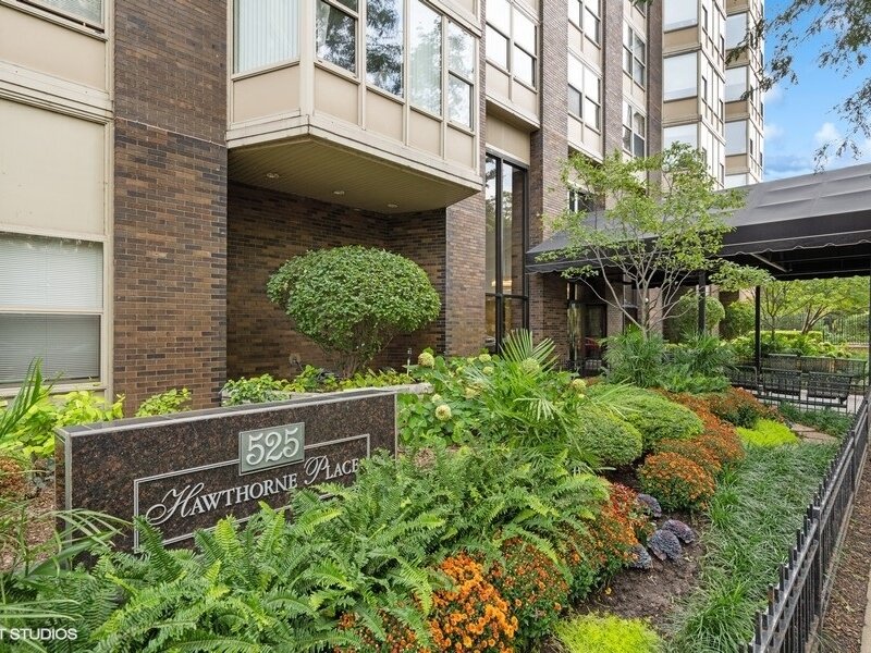 525 W Hawthorne Place Chicago IL 60657
